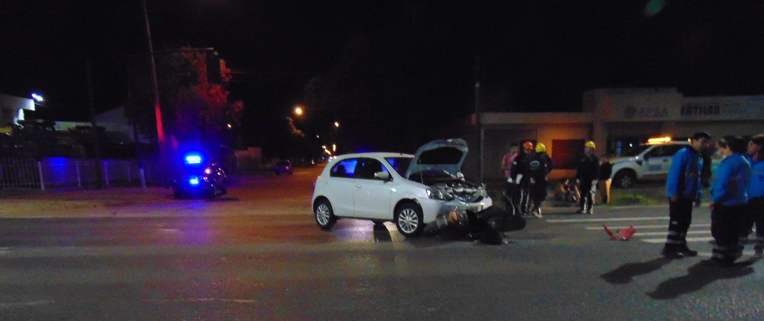 La moto quedó debajo del auto.