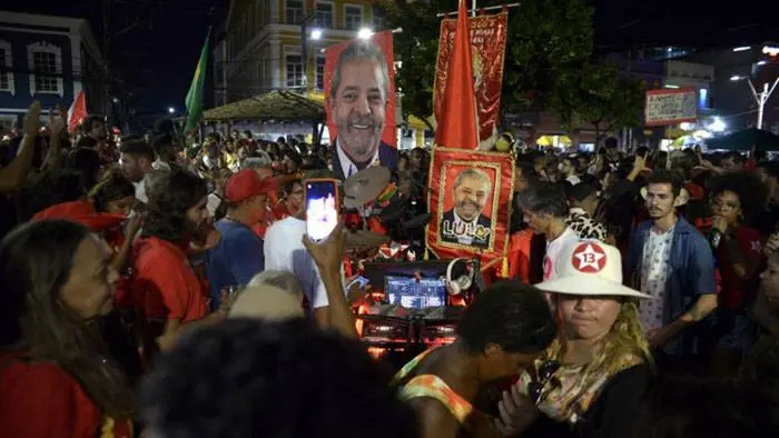 Multitudinario festejo en Salvador, donde el candidato del PT ganó con el 70 % de los votos