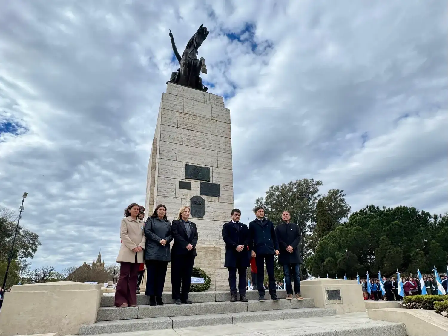 El gobernado Pullaro y el intendente Chiarella, acompañados por la exvicegobernadora Gisela Scagli, la senadora Leticia Di Gregorio y el presidente del Concejo Juan Ignacio Pellegrini, en la tradicional ofrenda floral.