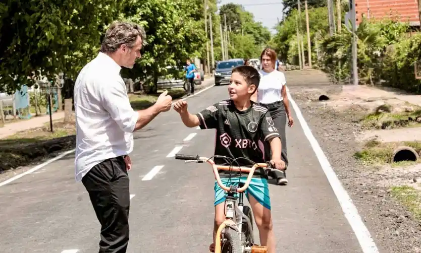El intendente Achával recorrió los nuevos asfaltos de Villa Rosa