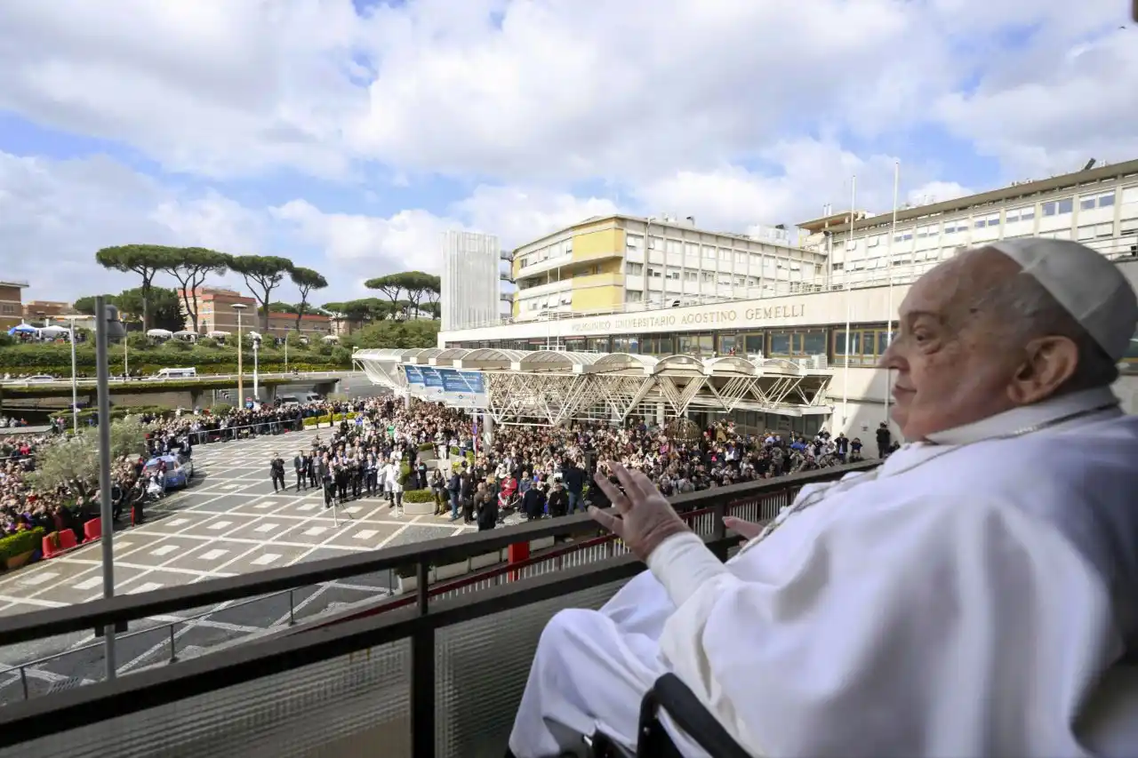 Alta médica. El papa Francisco reapareció luego de cinco semanas internado en el hospital Gemelli de Roma.