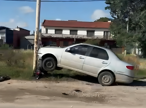 Se distrajo, chocó una moto y culminó contra un poste