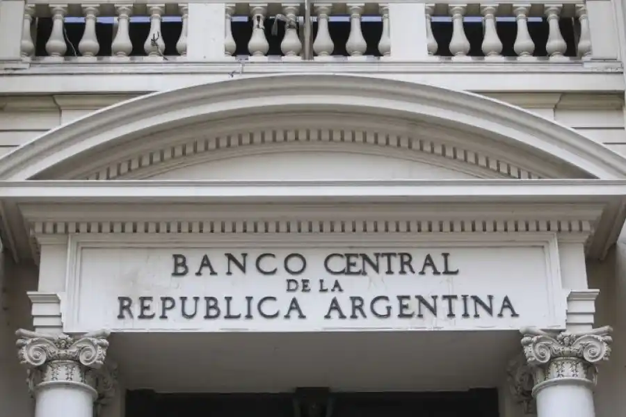 El Banco Central restringe a los bancos la compra de dólares