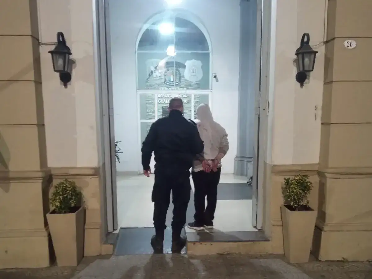 Fue detenido tras un conflicto entre vecinos y atacó a un policía durante el traslado