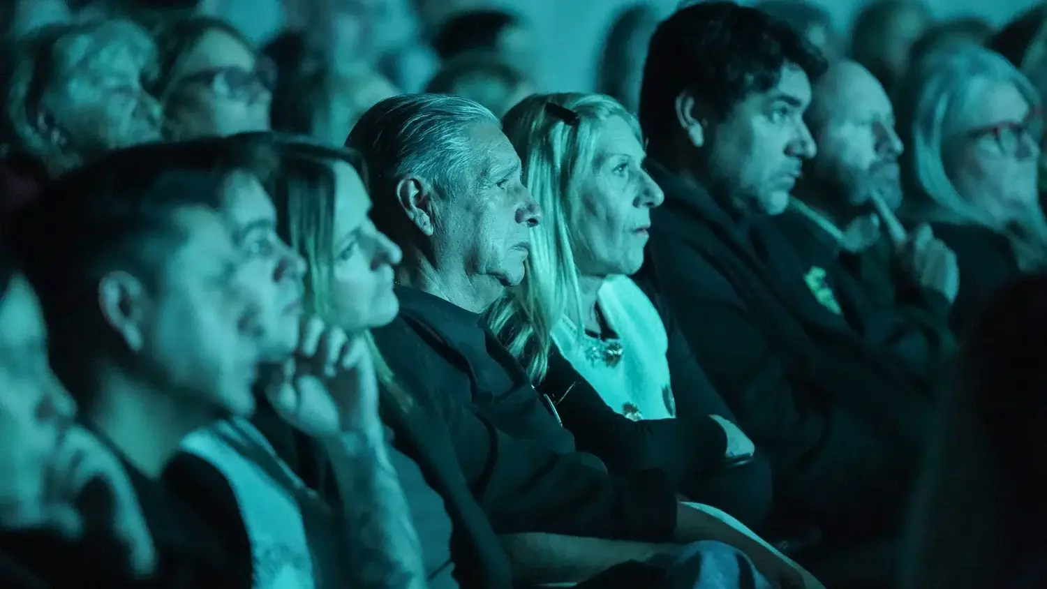 La familia Vera, observando el documental