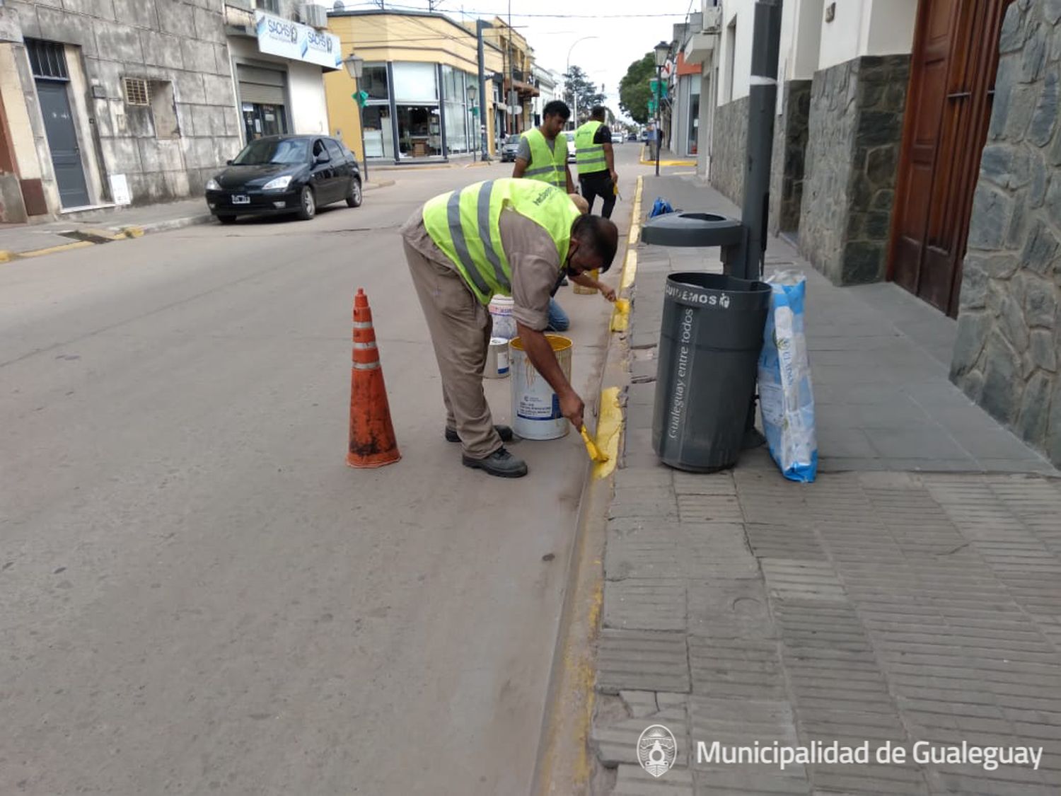 Calle San Antonio: pintan cordones de las veredas