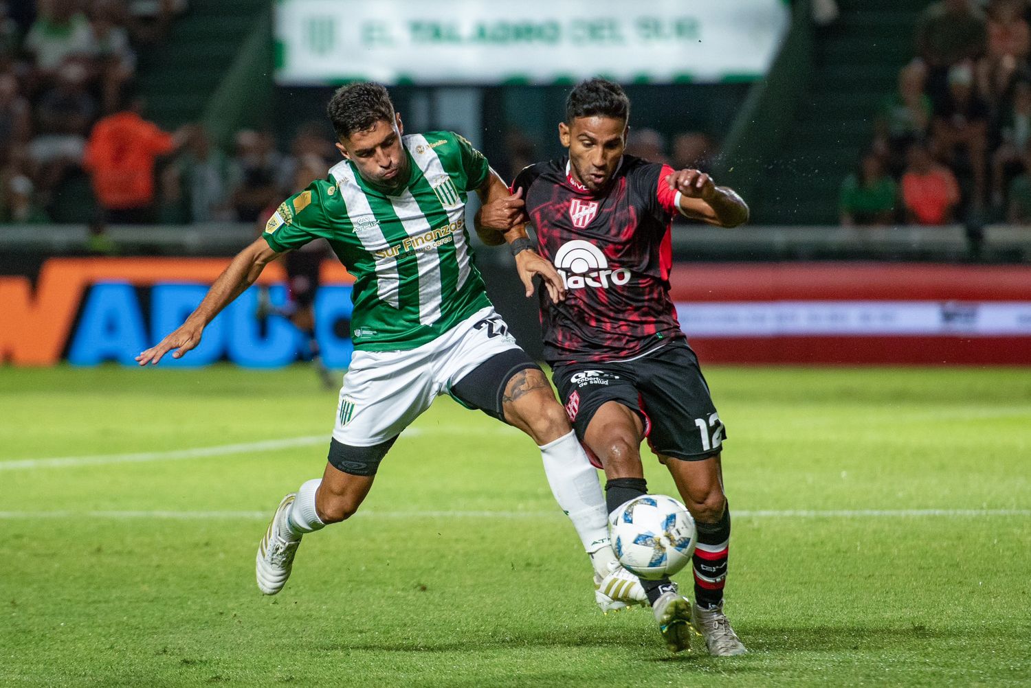 El tandilense Álvarez, cuerpo a cuerpo con Bay.