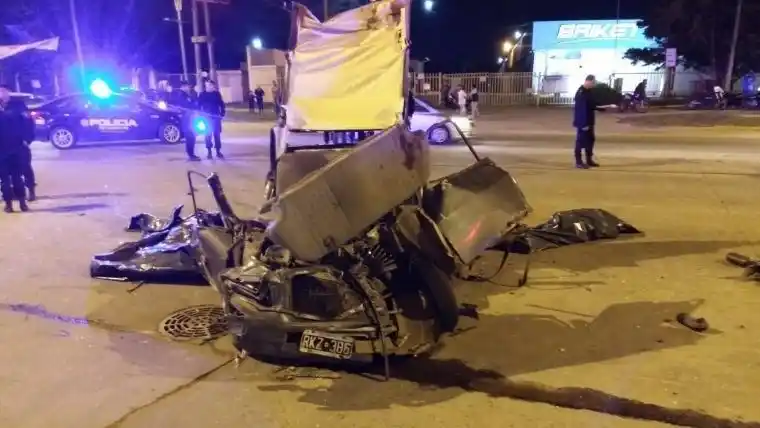 Un hombre y su hija de 7 años murieron en un fuerte choque en Rosario
