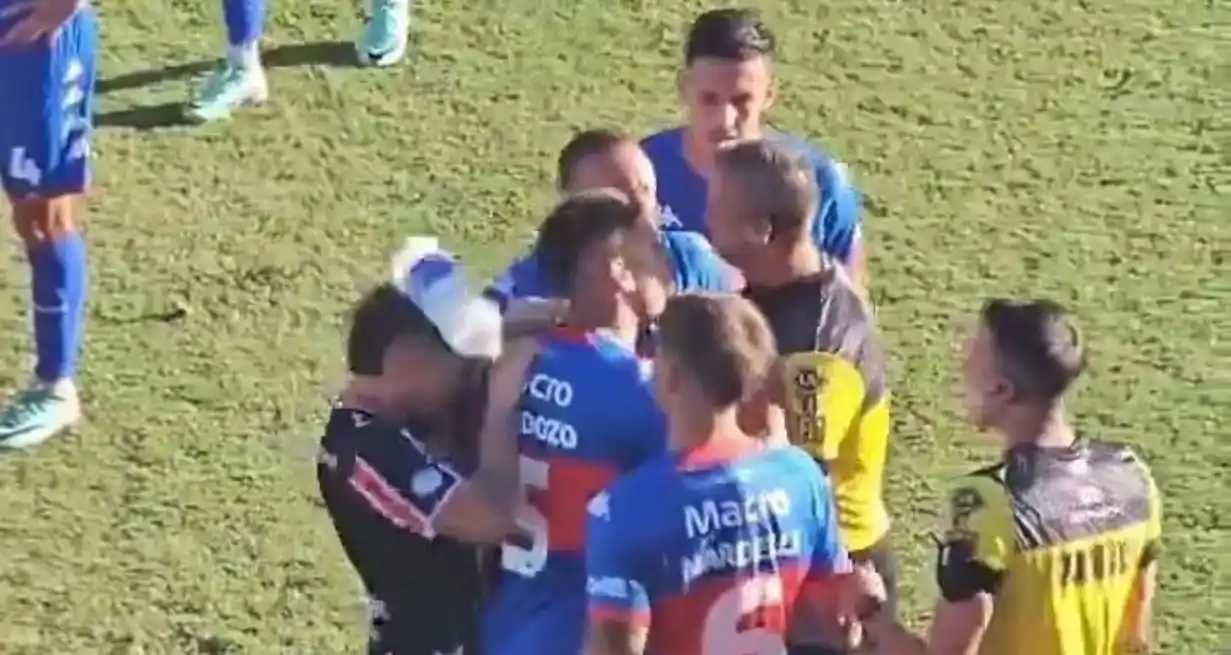 El momento en el que la botella impacta en la cabeza del jugador del "Funebrero".