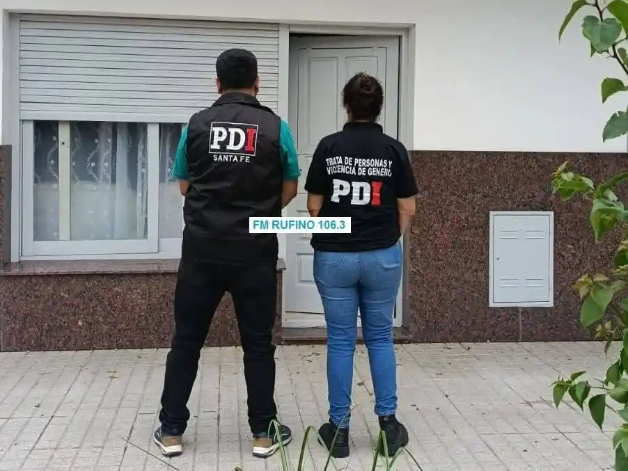 Agentes de la PDI en la vivienda allanada. Foto: gentileza FM Rufino.