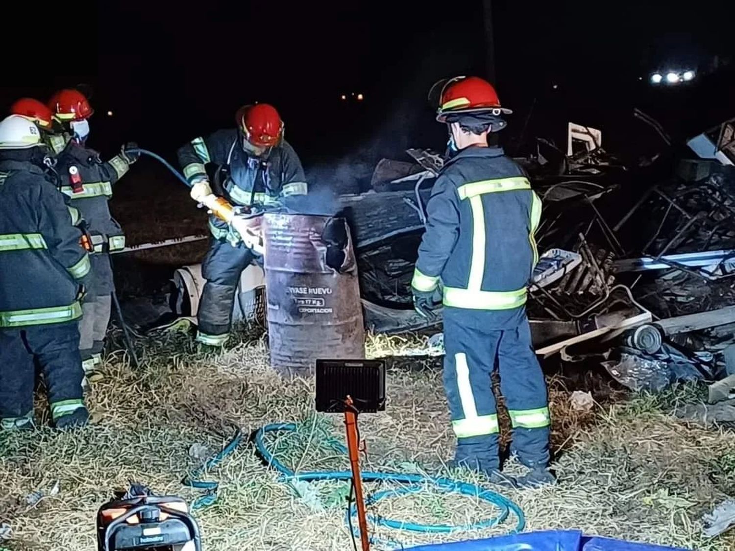 Los bomberos revisan el tambor donde apareció el cadáver de Cardoso. (Presente Noticias)