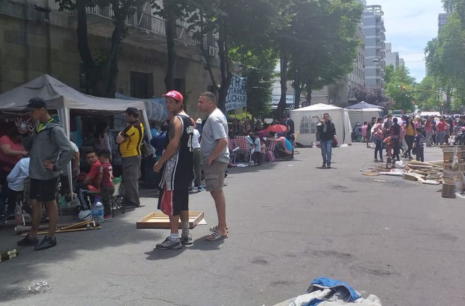 Movimientos sociales pasan la primera noche del nuevo gobierno frente a la municipalidad