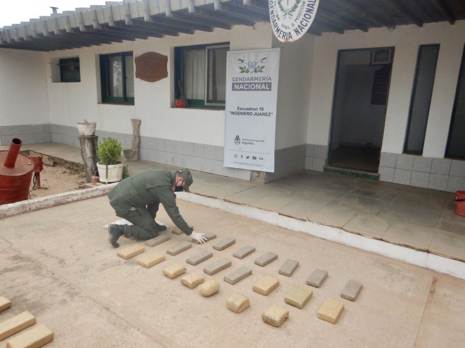 Detienen a dos hombres que trasladaban más de 27 kilos de marihuana