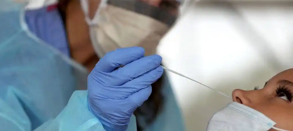 Nuevos criterios para testear: Sólo hisoparán a embarazadas, mayores de 60 y personas con enfermedades