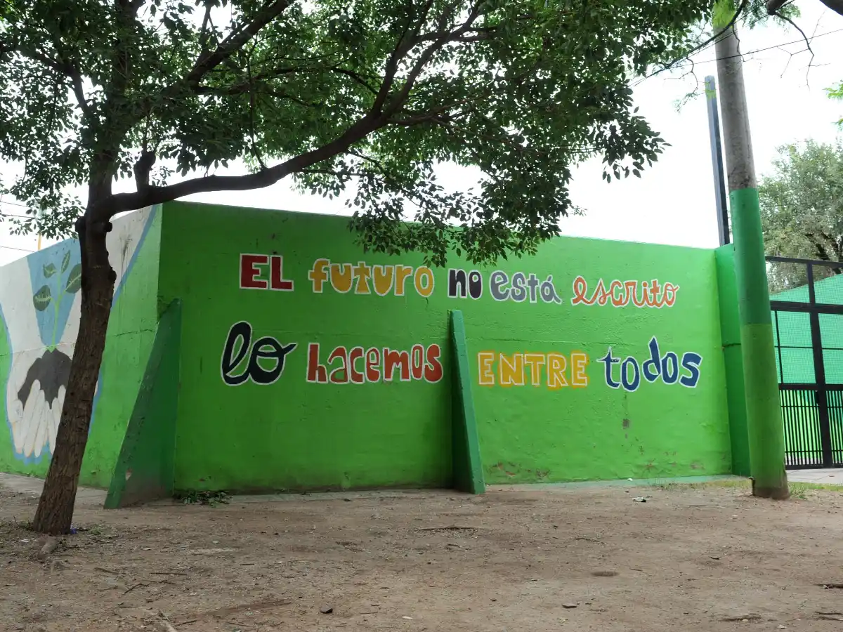 Después del éxito del teatro,  gestionan proyector para exhibir películas en el anfiteatro de ‘las 800’ 