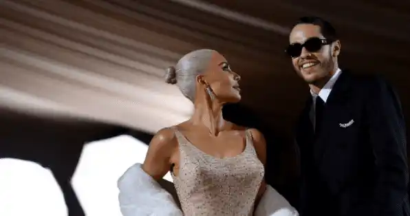 Kim Kardashian y Pete Davidson durante la Met Gala. Foto AFP