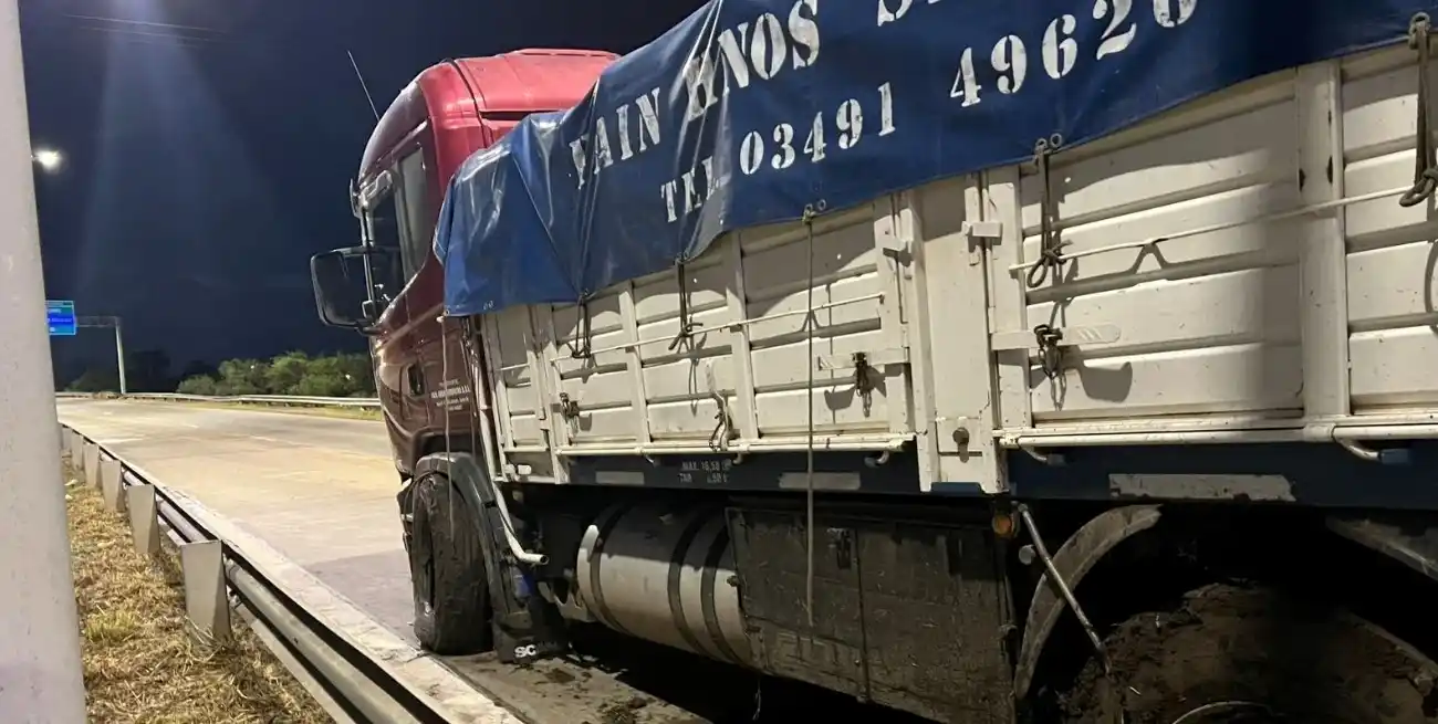 Un camión cargado con soja se despistó y chocó contra el guardarraíl: “Me tiró el auto encima”