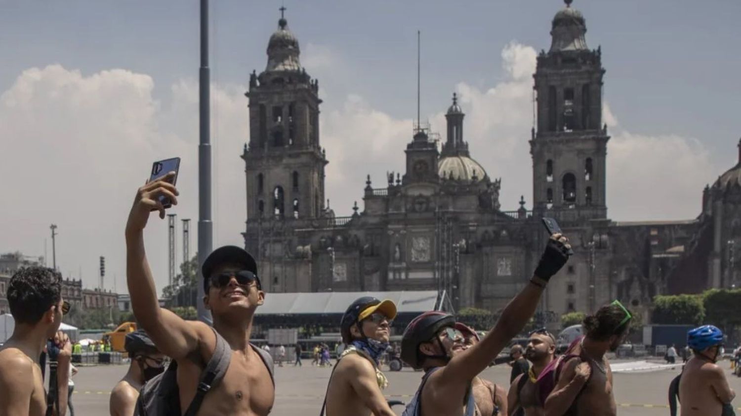 CON POCA ROPA Y EN BICICLETA: así protestaron en México para exigir seguridad y respeto a sus derechos