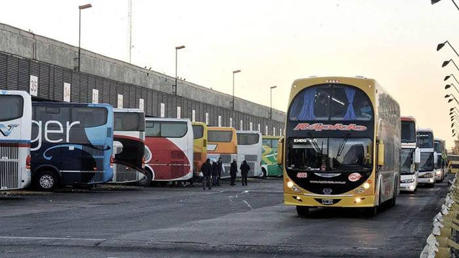 Colectivos de larga distancia: Dictaron Conciliación  Obligatoria en el conflicto