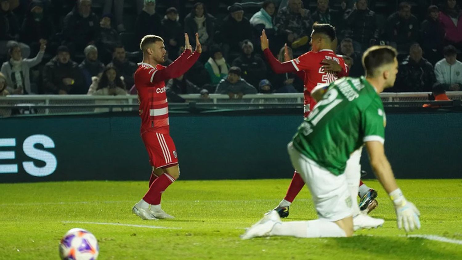 River goleó 4-1 a Banfield y estiró su ventaja