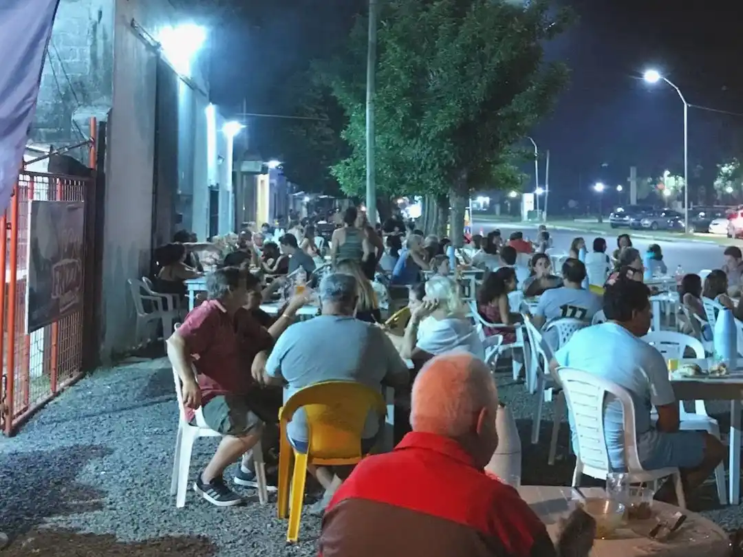 Carritos, choripanes y trabajo: una parte olvidada de la fiesta