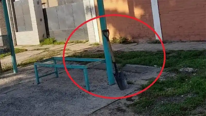 Una pala estuvo dos días en una parada de colectivos y nadie se la llevó