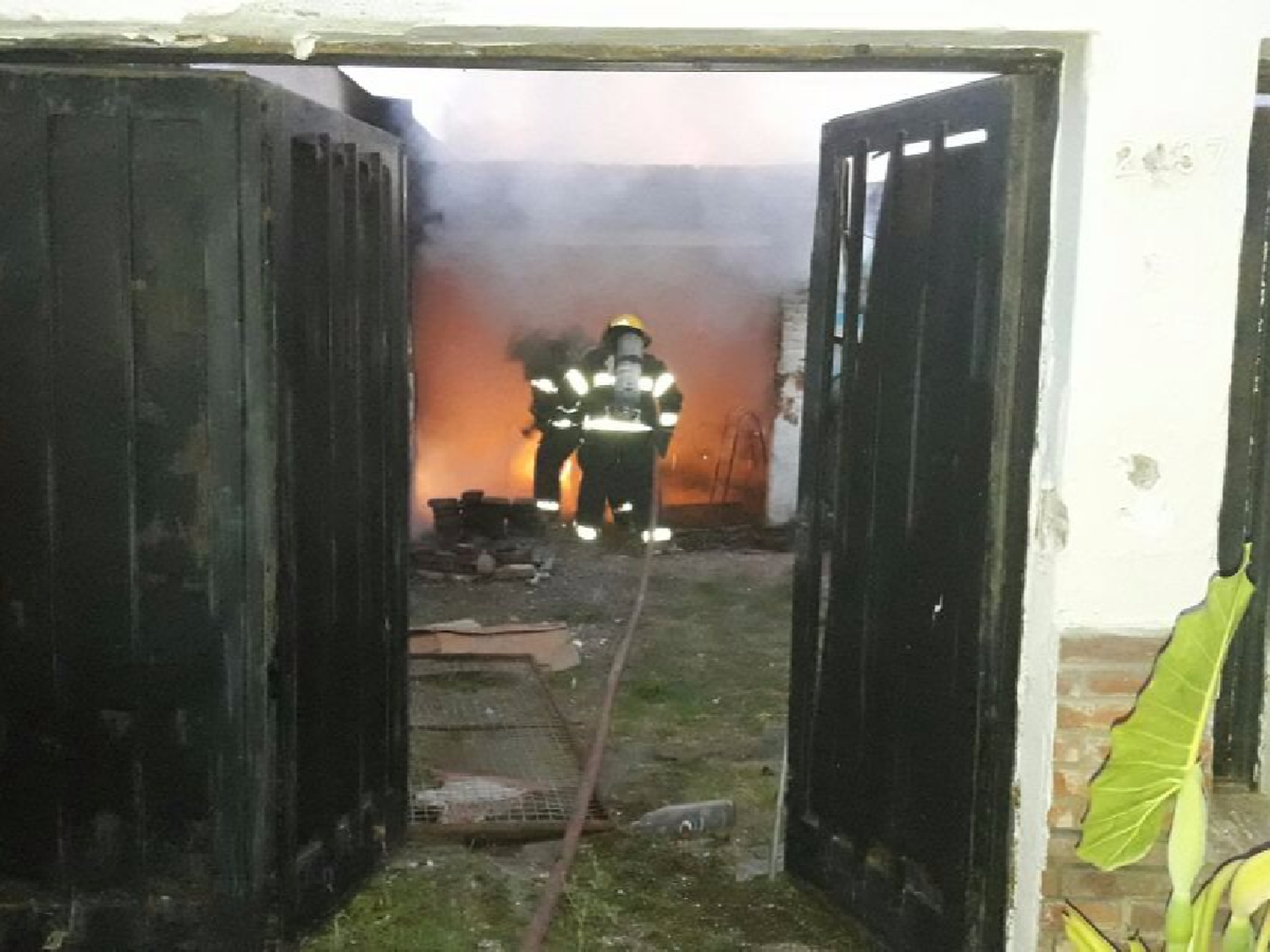 Policías rescataron a un nene y dos hombres de un incendio en barrio Consolata