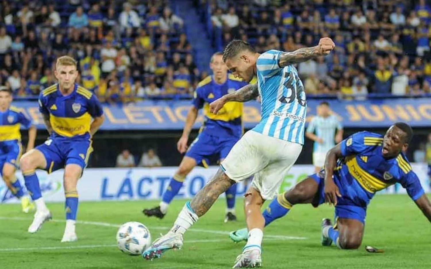 Roger Martínez se convirtió en el colombiano con más goles (22) en Racing, superando a Teo Gutiérrez.