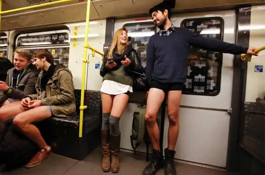Habitantes neoyorquinos viajaron sin pantalones en el subte