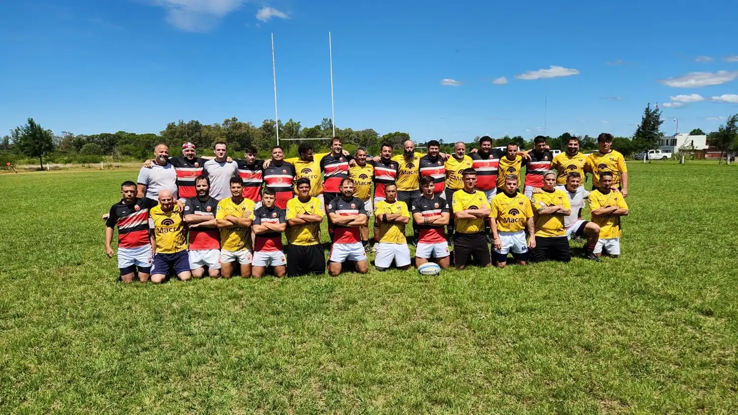 Los jugadores de Central y de Los Caranchos durante el primer tiempo.