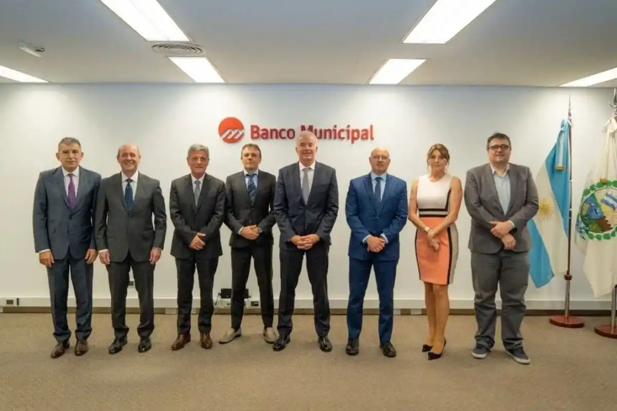 De izquierda a derecha: José Barraza, Fabio Reche, Miguel Malatesta, Rubén Marasca, Sebastián Eskenazi, Claudio Forneris, Emilse Moschen y Sebastián Chale. Foto: Prensa NBSF