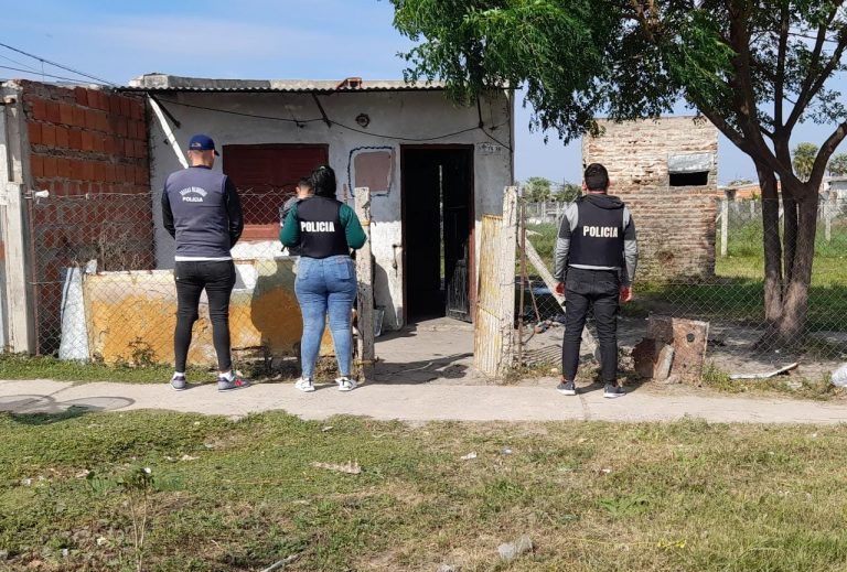 Detuvieron a un dealer con envoltorios de cocaína en el barrio Lote 111