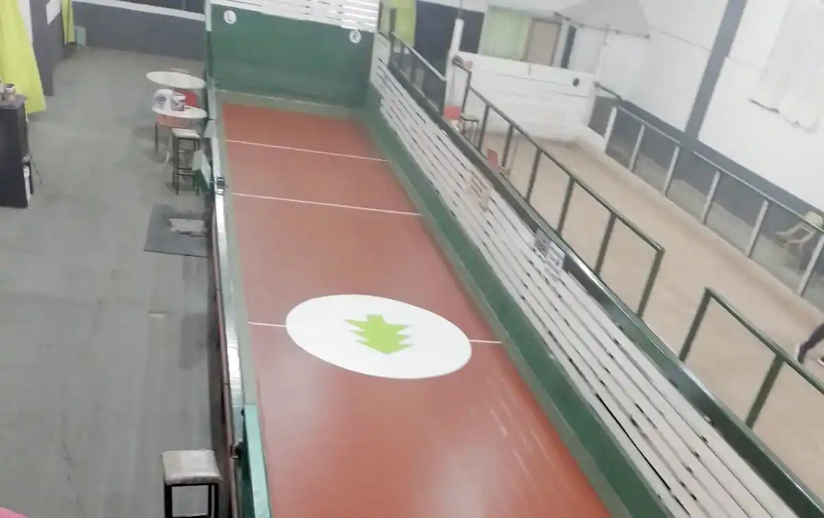 La nueva cancha sintética. Del Circulo Recreativo de Jubilados del Parque Miguel Lillo