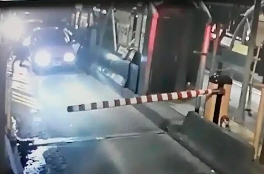 Se difundió el video de la cámara de seguridad del peaje que muestra el momento del disparo
