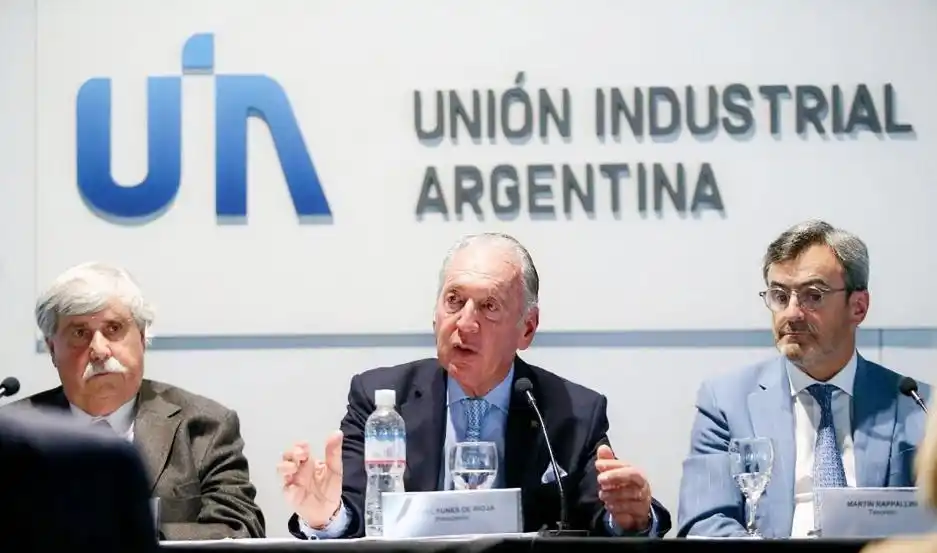 La UIA rechazó suba salarial por decreto y pidió respetar paritaria