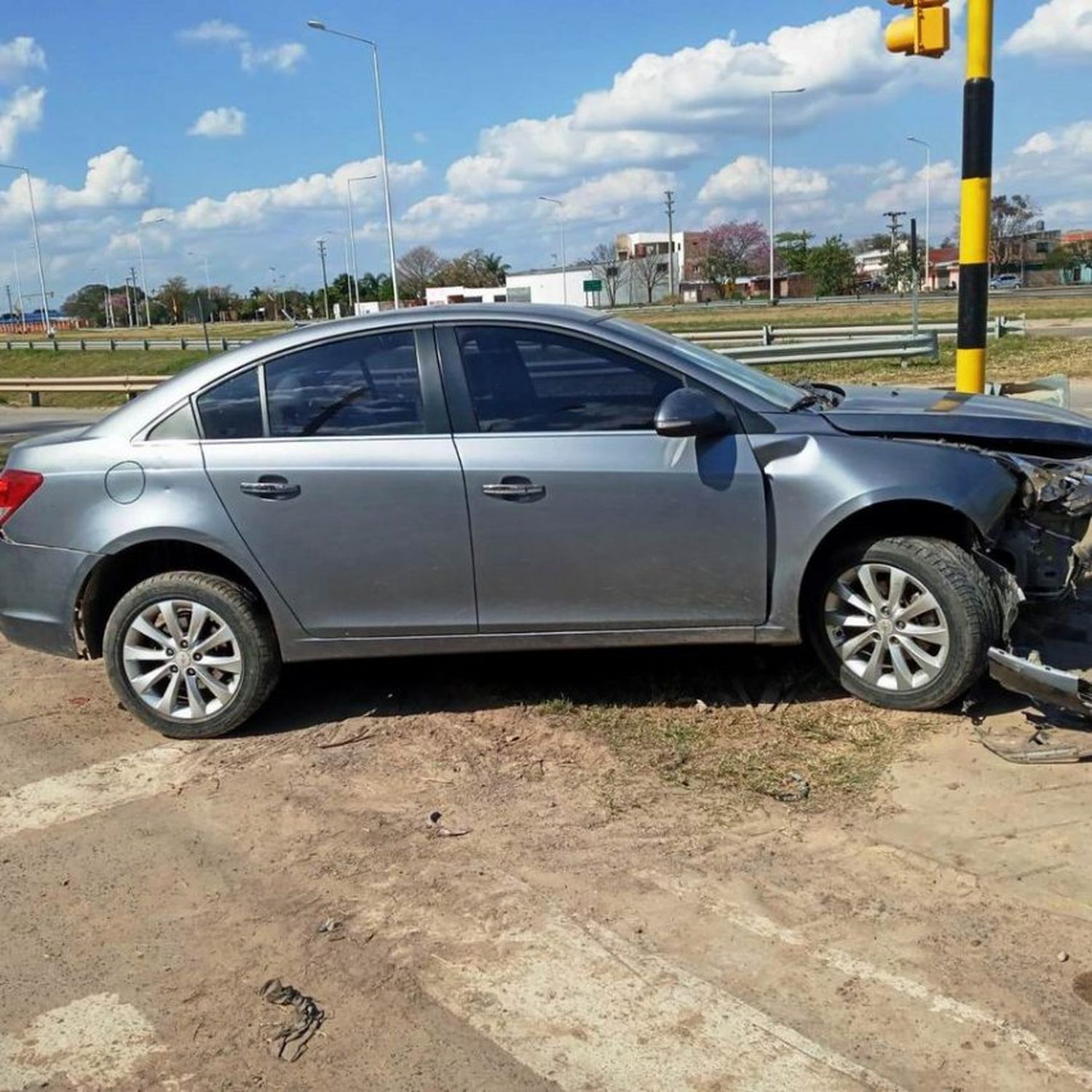 Un auto chocó a alta velocidad un guardarrail en la avenida Gendarmería Nacional