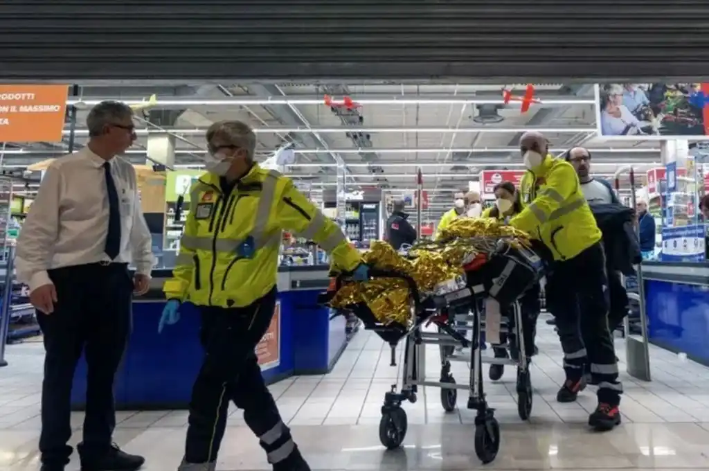 Brutal ataque a puñaladas en un shopping de Milán: un muerto y 4 heridos