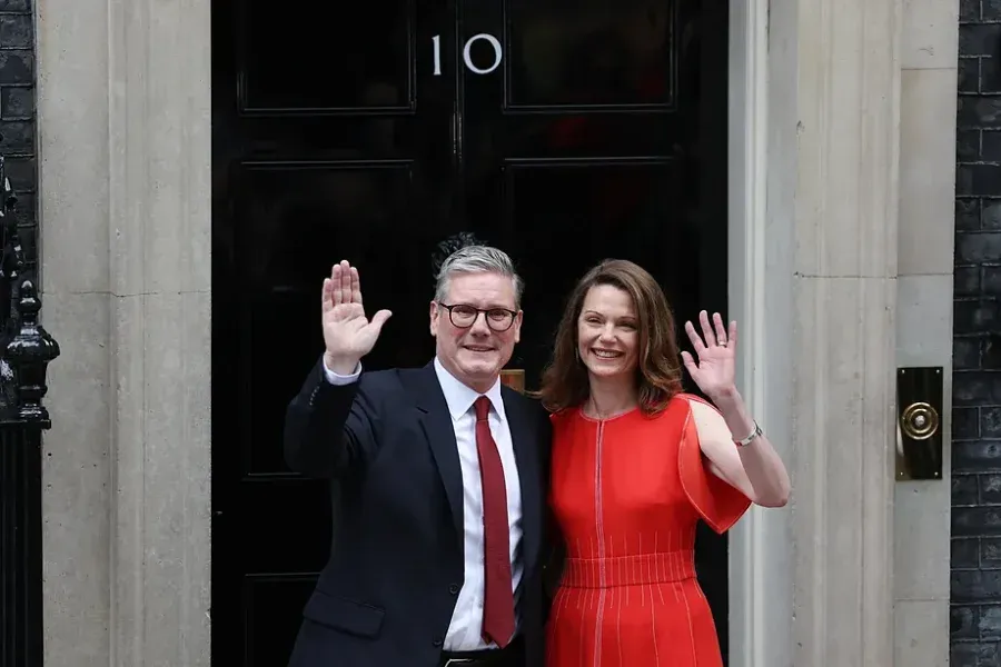 El primer ministro británico afronta una investigación por no declarar donaciones de ropa a su esposa