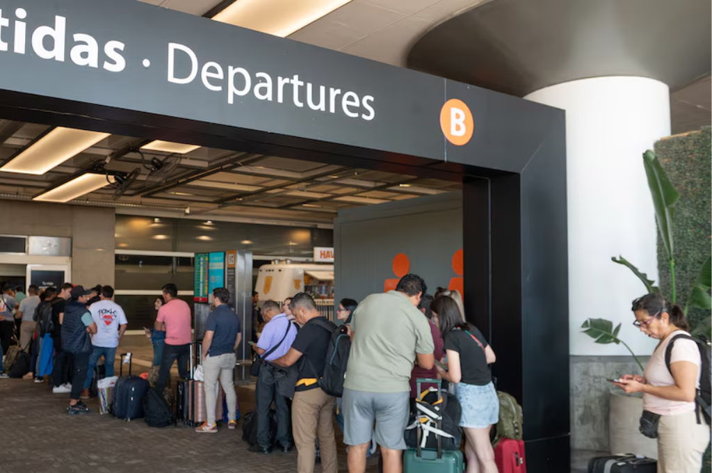 Muchos pasajeros extranjeros se encontraron sin opciones.