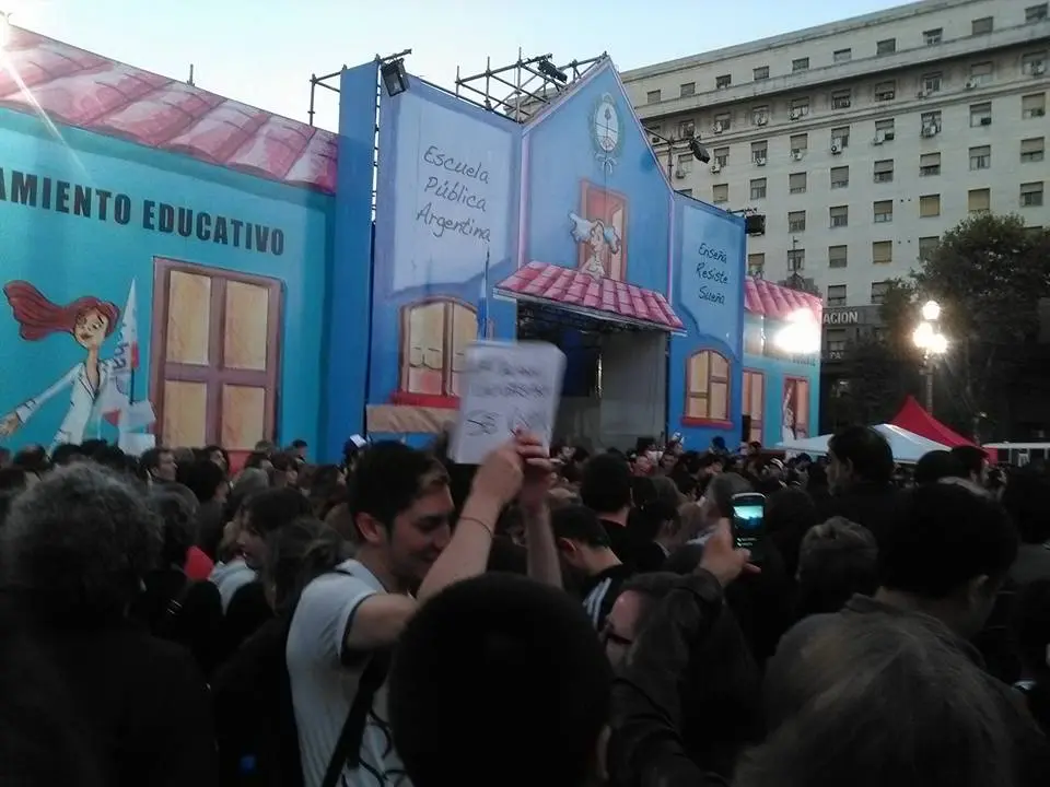 Docentes se reúnen con Vidal y mantienen la "escuela itinerante"