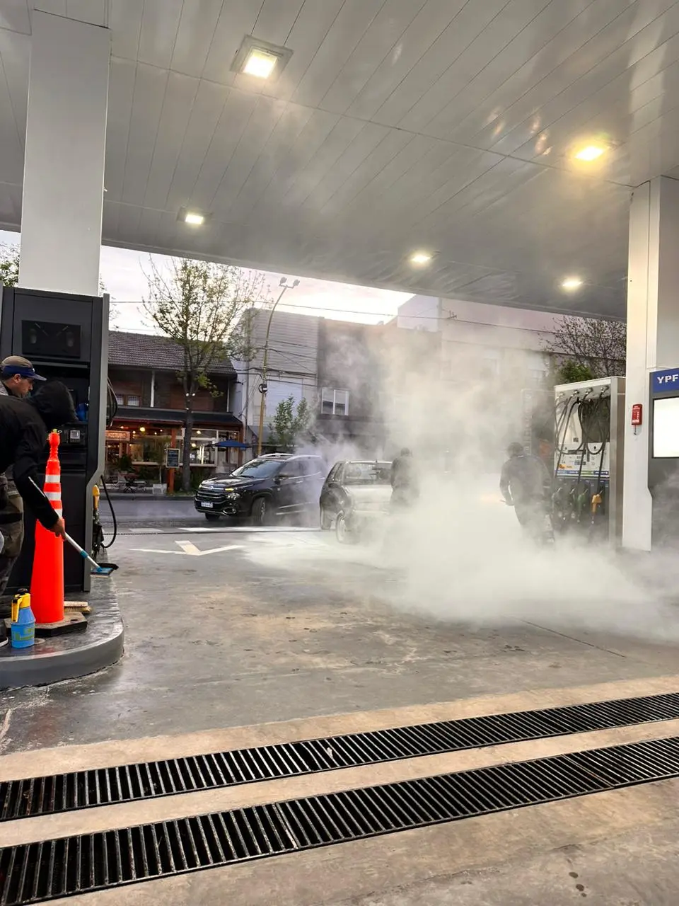 Fuego en la estación YPF, de Colón y Lavalle
