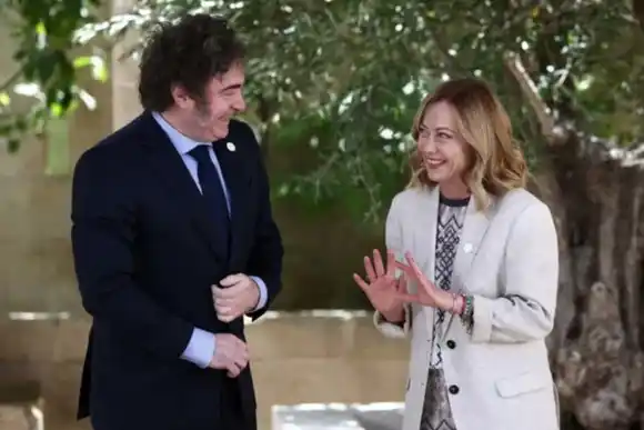LLegó Giorgia Meloni al pais y cenó con Milei