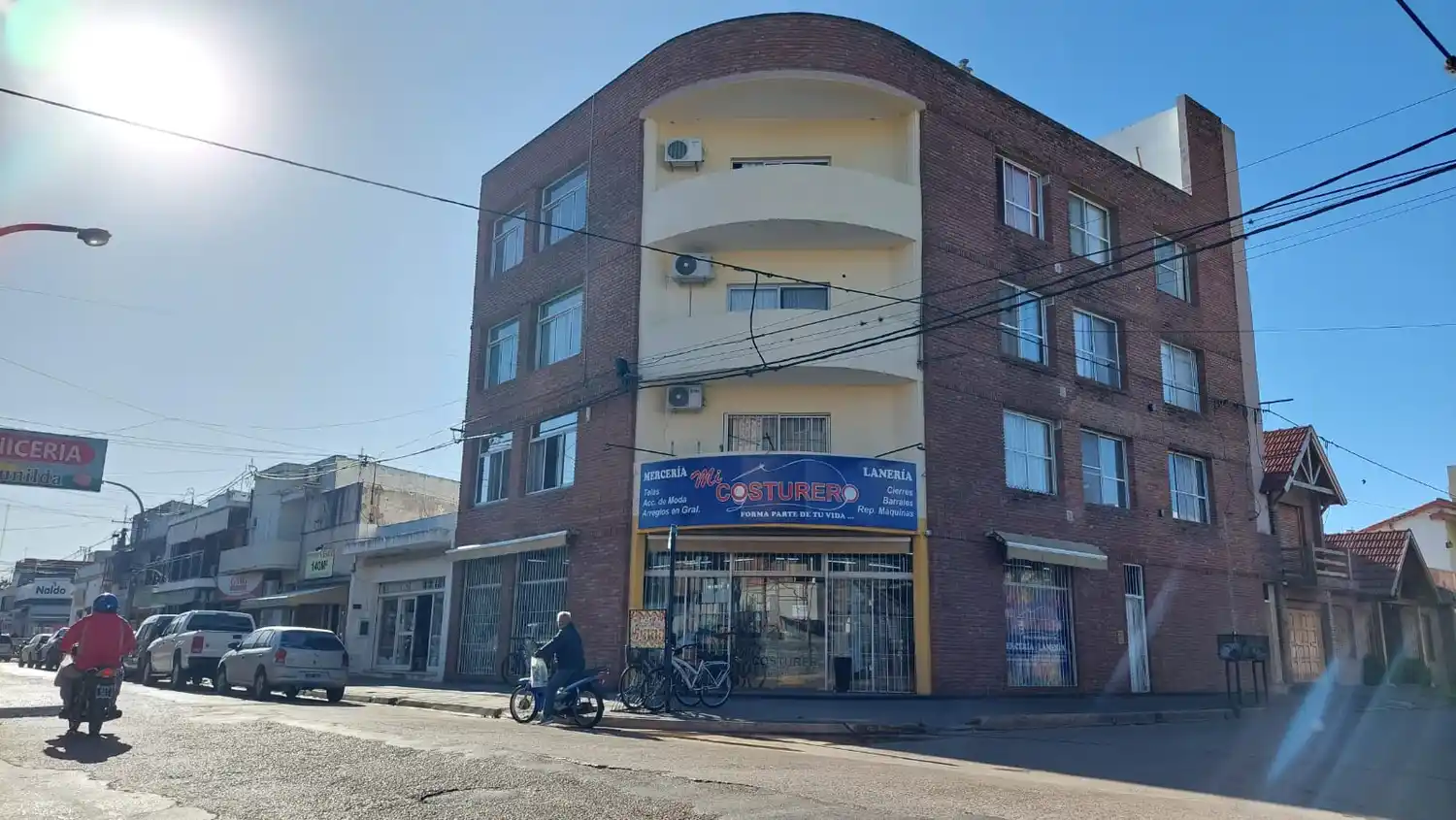 Lo fue a buscar la policía y se tiró de un tercer piso para escapar: se quebró el tobillo y lo detuvieron