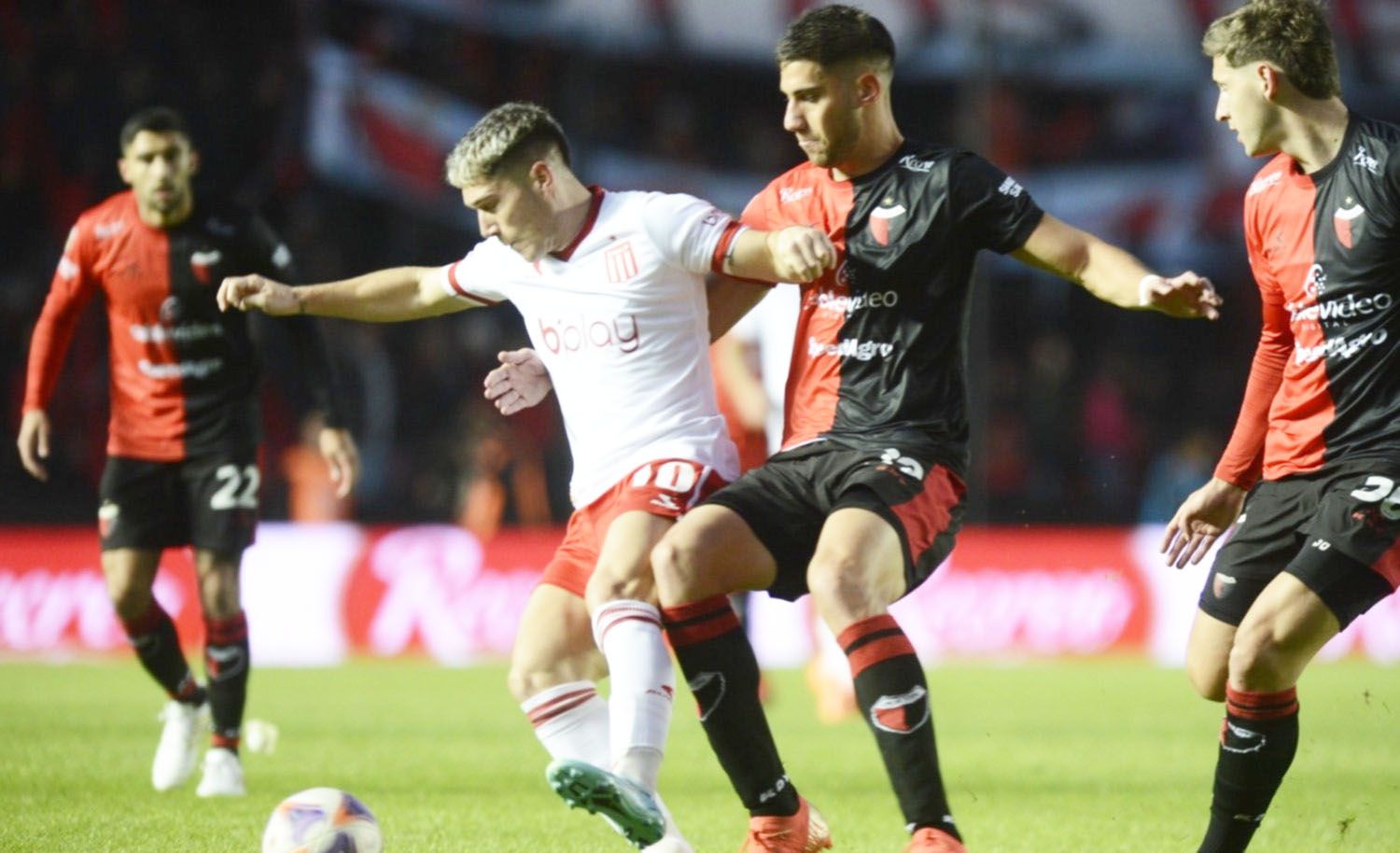 Colón derrotó a Estudiantes y lo aleja de River