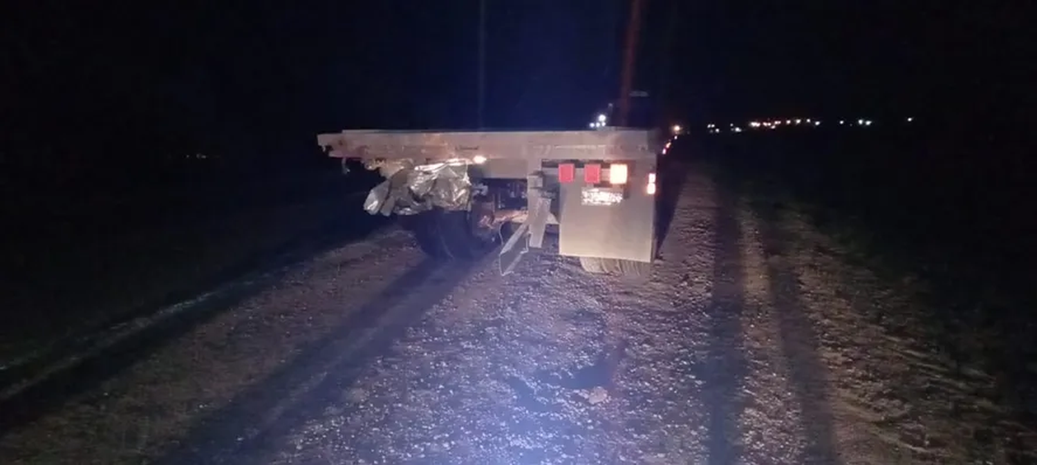 San Miguel del Monte: chocó a un camión, el auto se prendió fuego y murió atrapado