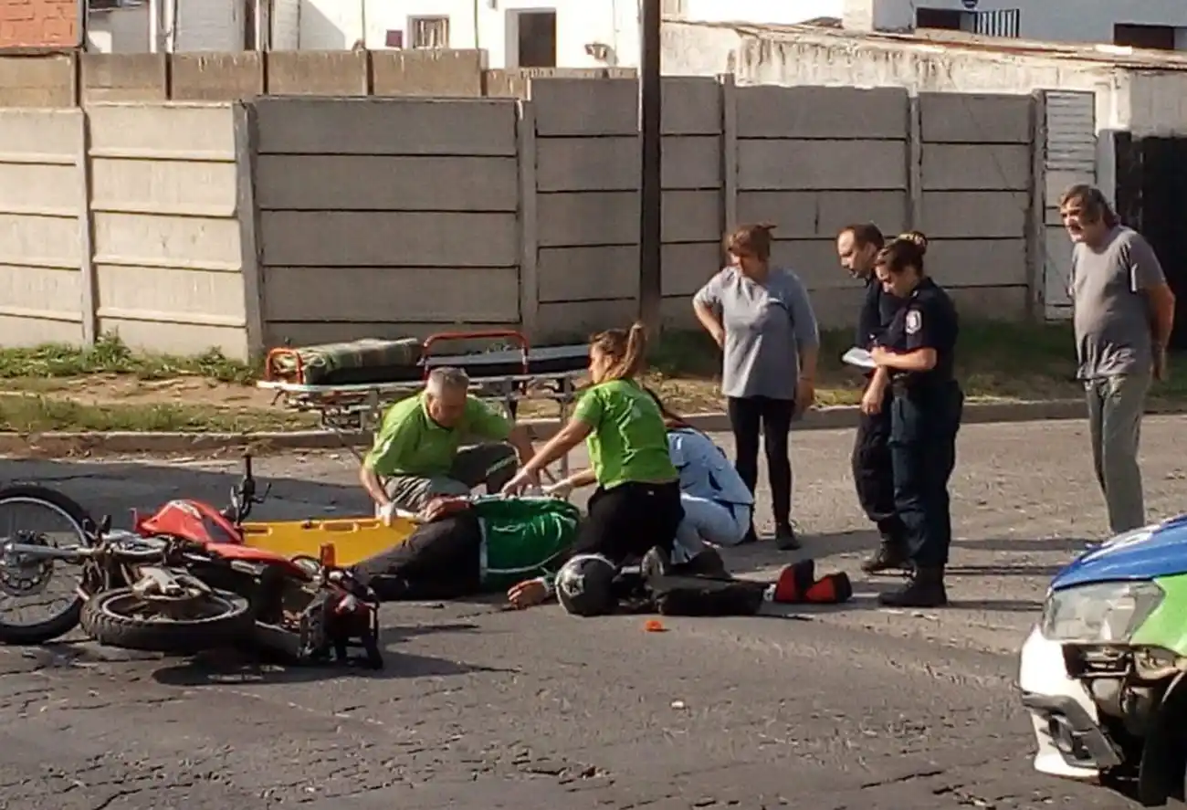 Un hombre perdió el conocimiento y quedó internado luego de chocar con su moto