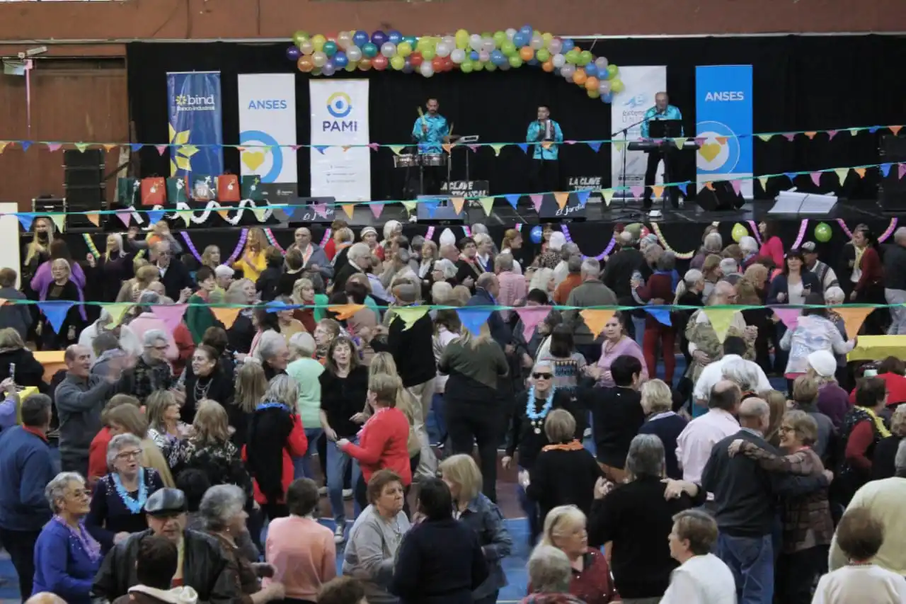 Volvieron las tertulias del reencuentro y el gimnasio del CCU se colmó con 500 adultos mayores