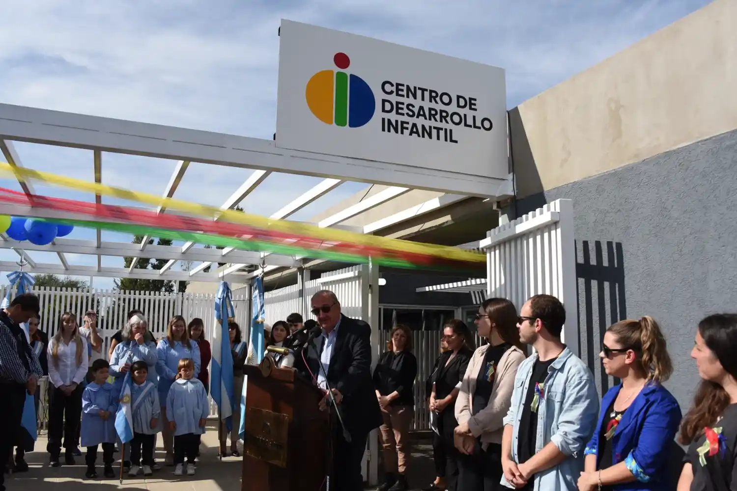 El Intendente, al inaugurar el CDI del barrio Palermo.