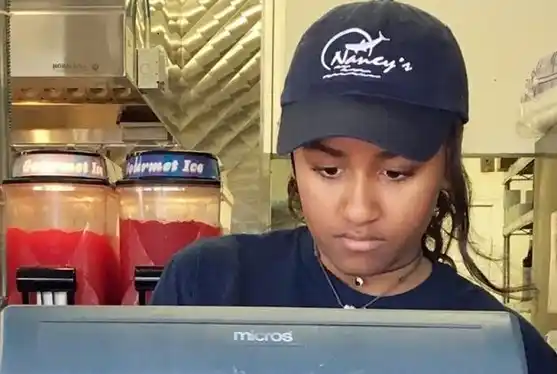Una hija de Obama consiguió trabajo como cajera en un restaurante