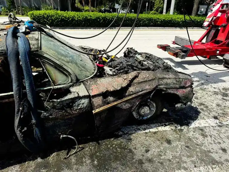 auto lago mujeres madre e hija